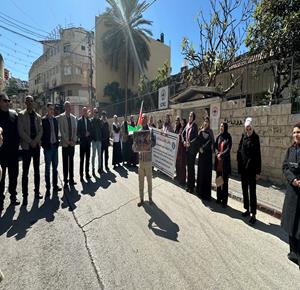 وقفة تضامنية مع الاسرى امام مقر الصليب الاحمر